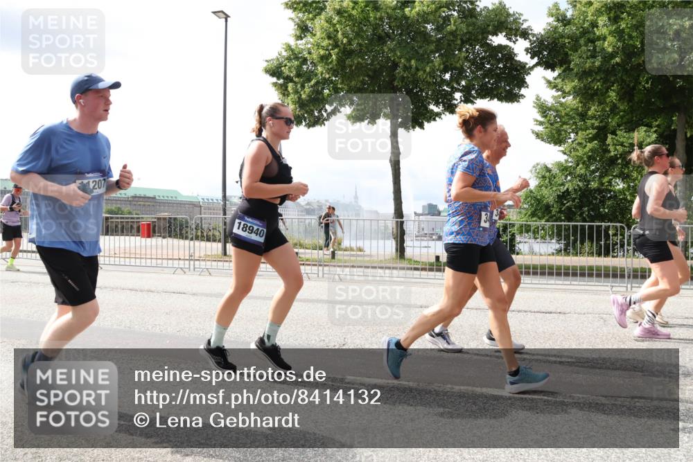 29.06.2025 - hella hamburg halbmarathon Lena Gebhardt http://msf.ph/oto/8414132 29.06.2025 10:42:06 Lombardsbrücke 1207, 18940, 1039, 1150, 1360, 1509, 1624, 1648, 1712, 1752, 2145, 2523, 2974, 3276, 3326, 3459, 3460, 3568, 4329, 4353, 4541, 4735, 4736, 4787, 4885, 4891, 4892, 5419, 5432, 5671, 5810, 6136, 6137, 6153, 6320, 6430, 6436, 6450, 6618, 6828, 6837, 6846, 6917, 7260, 7357, 7477, 7557, 7955, 7968, 8004, 8014, 8162, 8163, 8300, 8301, 8443, 8459, 8712, 8897, 8908, 9008, 9223, 9370, 9467, 9588, 10027, 10623 meine-sportfotos.de