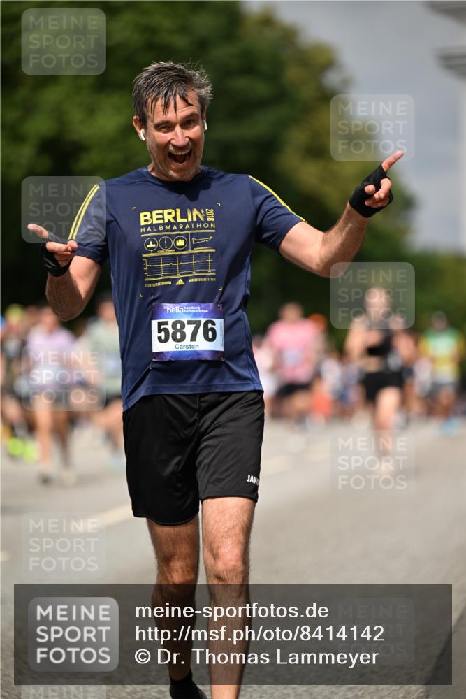 29.06.2025 - hella hamburg halbmarathon Dr. Thomas Lammeyer http://msf.ph/oto/8414142 29.06.2025 10:44:27 Kennedybrücke 1058, 1291, 1586, 1899, 2019, 2515, 2572, 2888, 2976, 3237, 3515, 3808, 3882, 3883, 3884, 4173, 4271, 4752, 5229, 5263, 5654, 5701, 5876, 5877, 5901, 6673, 6866, 6876, 6920, 7045, 7174, 7455, 7456, 7524, 7675, 7850, 7984, 8107, 8391, 8612, 8865, 8866, 8984, 9187, 9495, 9698, 9747, 10441, 10626, 10806, 10818, 10833, 11242, 11244 meine-sportfotos.de