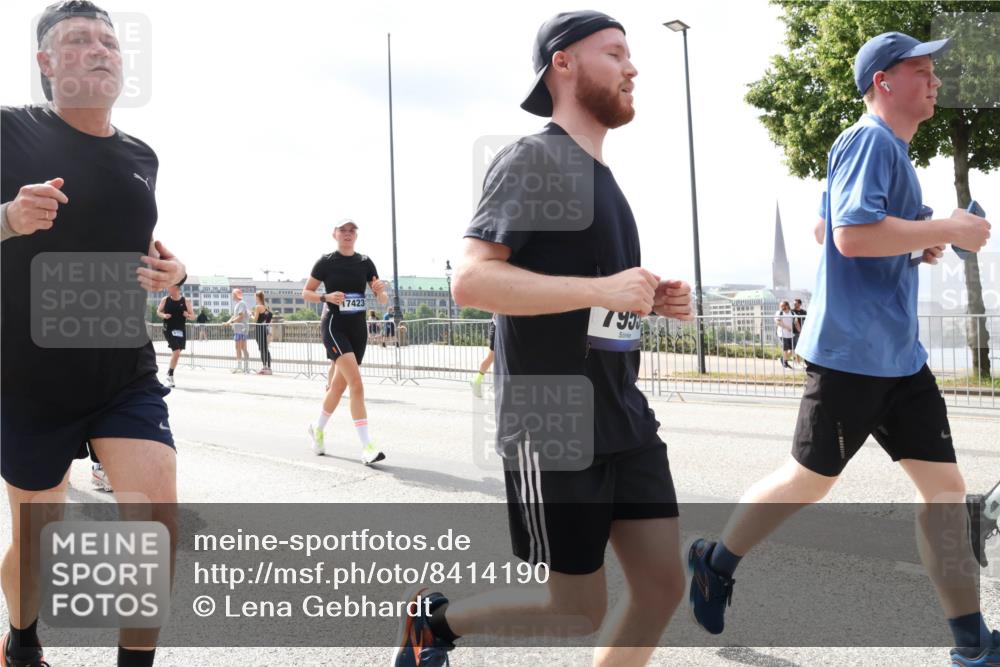 29.06.2025 - hella hamburg halbmarathon Lena Gebhardt http://msf.ph/oto/8414190 29.06.2025 10:42:07 Lombardsbrücke 17423, 795, 1039, 1150, 1360, 1624, 1648, 1712, 1752, 1929, 2145, 2523, 2974, 3276, 3326, 3459, 3460, 3568, 3605, 4329, 4353, 4541, 4735, 4736, 4787, 4885, 4891, 4892, 5419, 5432, 5671, 5810, 6136, 6137, 6153, 6320, 6430, 6436, 6450, 6618, 6828, 6837, 6846, 6917, 7260, 7357, 7477, 7557, 7666, 7955, 7968, 8004, 8014, 8300, 8301, 8443, 8459, 8712, 8897, 8908, 9008, 9223, 9370, 9467, 9588, 10027, 10532, 10623 meine-sportfotos.de