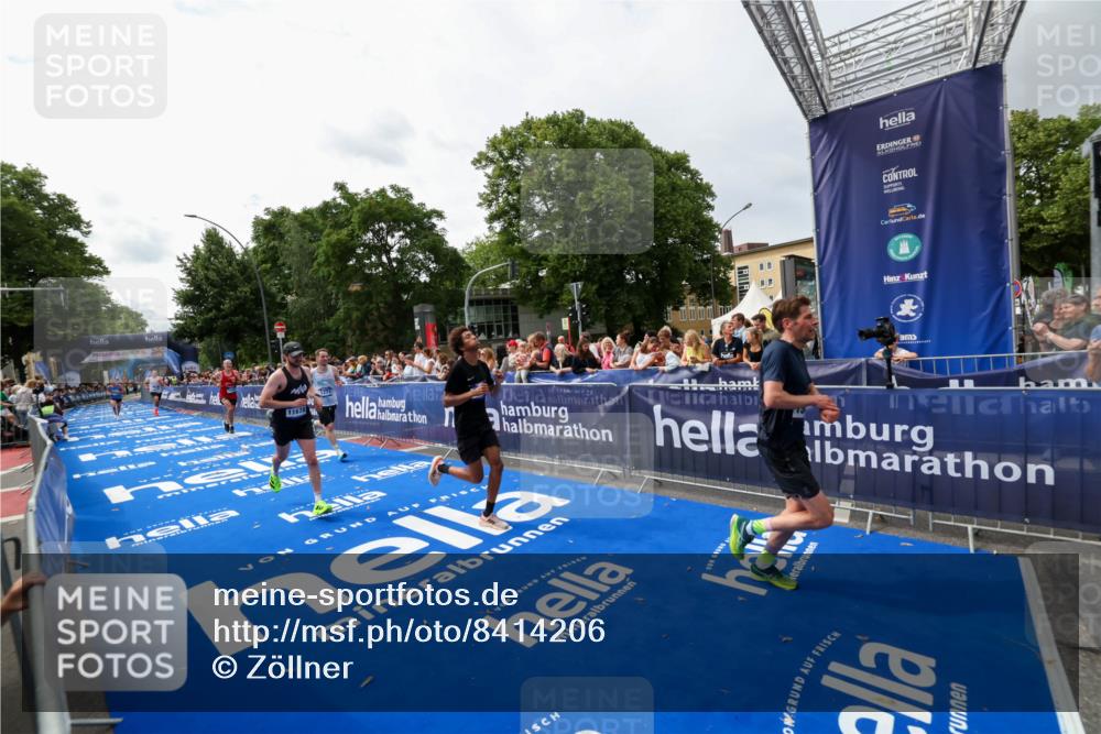29.06.2025 - hella hamburg halbmarathon Zöllner http://msf.ph/oto/8414206 29.06.2025 10:24:57 Ziel 1271, 7142, 10867, 11678, 13872, 14836, 16361, 17752 meine-sportfotos.de