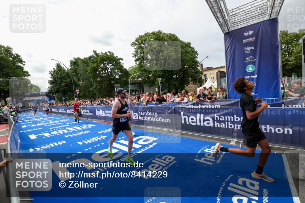 29.06.2025 - hella hamburg halbmarathon Zöllner http://msf.ph/oto/8414229 29.06.2025 10:24:57 Ziel 1271, 7142, 10867, 11678, 13872, 14836, 16361, 17752 meine-sportfotos.de