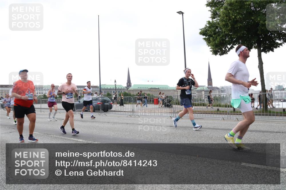 29.06.2025 - hella hamburg halbmarathon Lena Gebhardt http://msf.ph/oto/8414243 29.06.2025 10:51:23 Lombardsbrücke 8092, 3934, 2202, 1203, 1208, 1404, 1478, 1617, 1997, 2202, 2308, 2358, 2380, 2484, 2485, 2593, 2736, 2778, 2859, 3934, 4156, 4652, 4713, 4748, 4808, 4878, 4920, 5286, 5289, 5291, 5357, 5394, 5530, 5716, 5717, 6007, 6091, 6885, 6945, 6954, 6961, 7012, 7141, 7769, 7770, 7771, 7825, 7841, 7871, 7992, 8040, 8125, 8399, 8410, 8672, 9166, 9167, 9340, 9462, 9582, 9583, 9763, 10496, 10552, 11034, 11052, 11252, 11268, 11575 meine-sportfotos.de