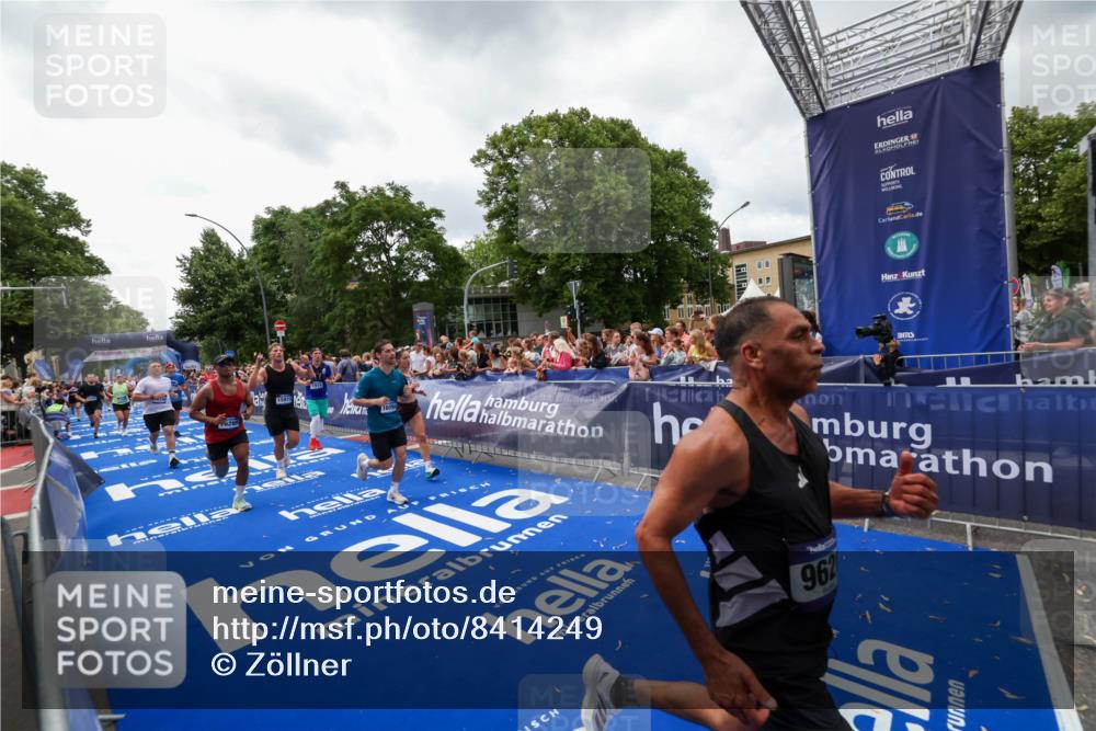 29.06.2025 - hella hamburg halbmarathon Zöllner http://msf.ph/oto/8414249 29.06.2025 10:48:15 Ziel 1914, 4711, 7599, 8916, 9544, 9626, 11211, 12685, 14192, 14797, 14814, 15590, 15629, 15973, 15981, 16094, 16269, 19127 meine-sportfotos.de