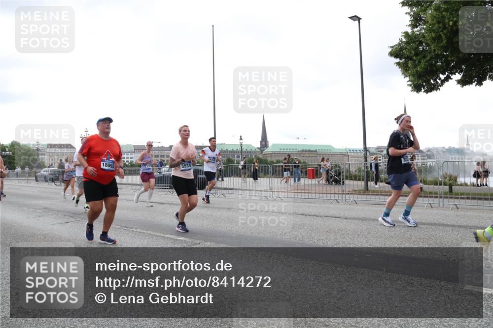 29.06.2025 - hella hamburg halbmarathon Lena Gebhardt http://msf.ph/oto/8414272 29.06.2025 10:51:24 Lombardsbrücke 18092, 3934, 1203, 1208, 1404, 1478, 1617, 1997, 2202, 2308, 2358, 2380, 2484, 2485, 2593, 2736, 2778, 2859, 3240, 3934, 4156, 4652, 4713, 4748, 4808, 4878, 4920, 5286, 5289, 5291, 5357, 5394, 5530, 5716, 5717, 6007, 6091, 6885, 6945, 6954, 6961, 7012, 7769, 7770, 7771, 7825, 7841, 7871, 7992, 8040, 8125, 8399, 8410, 8672, 9166, 9167, 9340, 9462, 9582, 9583, 9763, 10496, 10552, 11034, 11052, 11252, 11268, 11575, 11875 meine-sportfotos.de