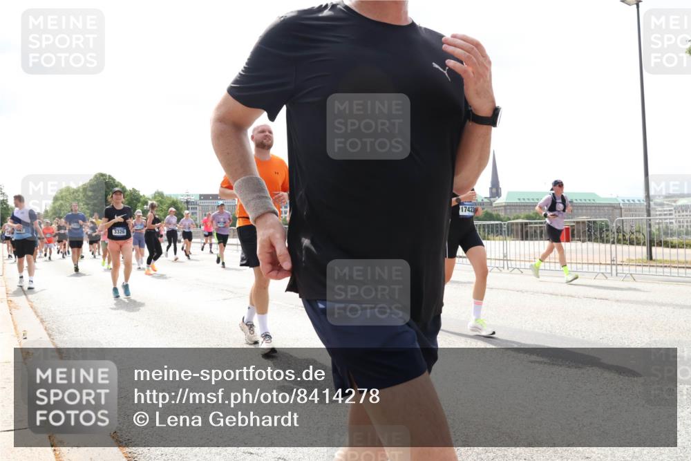 29.06.2025 - hella hamburg halbmarathon Lena Gebhardt http://msf.ph/oto/8414278 29.06.2025 10:42:07 Lombardsbrücke 3467, 3326, 17423, 1039, 1150, 1360, 1624, 1648, 1712, 1752, 1929, 2145, 2523, 2974, 3276, 3326, 3459, 3460, 3568, 3605, 4329, 4353, 4541, 4735, 4736, 4787, 4885, 4891, 4892, 5419, 5432, 5671, 5810, 6136, 6137, 6153, 6320, 6430, 6436, 6450, 6618, 6828, 6837, 6846, 6917, 7260, 7357, 7477, 7557, 7666, 7955, 7968, 8004, 8014, 8300, 8301, 8443, 8459, 8712, 8897, 8908, 9008, 9223, 9370, 9467, 9588, 10027, 10532, 10623 meine-sportfotos.de