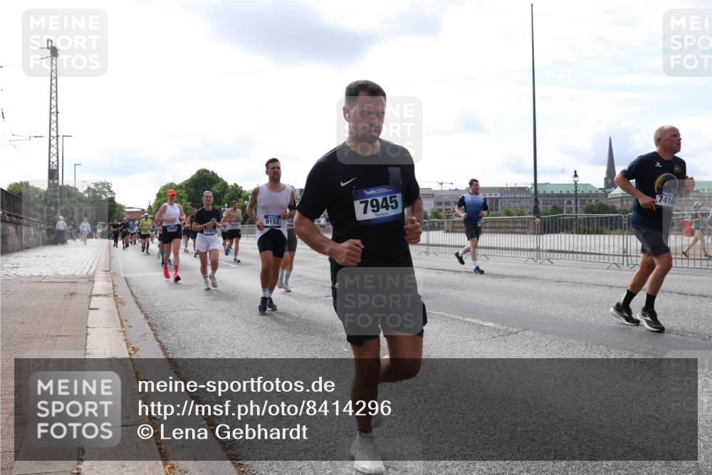 29.06.2025 - hella hamburg halbmarathon Lena Gebhardt http://msf.ph/oto/8414296 29.06.2025 10:17:25 Lombardsbrücke 17927, 9152, 152, 7945, 7410, 1015, 1083, 1137, 1204, 1274, 1298, 1331, 1348, 1356, 1458, 1477, 1553, 1795, 2225, 2259, 2305, 2548, 2860, 2908, 3210, 3464, 3466, 3622, 3802, 3803, 4194, 4218, 4852, 5002, 5023, 5390, 5929, 5930, 5995, 6126, 6128, 6254, 6336, 6352, 6520, 6522, 6786, 7011, 7114, 7115, 7257, 7258, 7291, 7345, 7376, 7410, 7413, 7445, 7566, 7647, 7844, 7928, 7945, 8144, 8210, 8253, 8263, 8309, 8351, 8433, 8513, 8558, 8895, 8983, 9152, 9259, 9848 meine-sportfotos.de