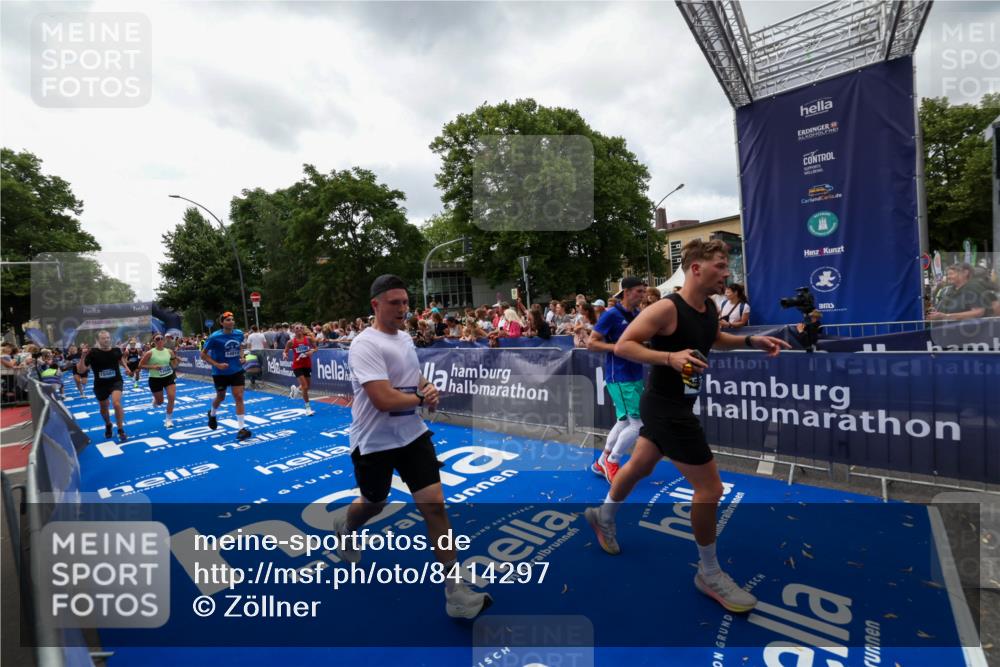 29.06.2025 - hella hamburg halbmarathon Zöllner http://msf.ph/oto/8414297 29.06.2025 10:48:17 Ziel 1914, 7599, 8916, 9544, 11211, 12685, 14192, 14797, 14814, 15590, 15629, 15973, 15981, 16269, 18963, 19127 meine-sportfotos.de