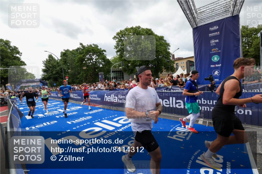 29.06.2025 - hella hamburg halbmarathon Zöllner http://msf.ph/oto/8414312 29.06.2025 10:48:17 Ziel 1914, 7599, 8916, 9544, 11211, 12685, 14192, 14797, 14814, 15590, 15629, 15973, 15981, 16269, 18963, 19127 meine-sportfotos.de