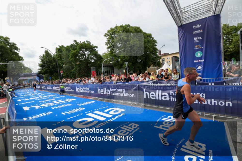 29.06.2025 - hella hamburg halbmarathon Zöllner http://msf.ph/oto/8414316 29.06.2025 10:25:01 Ziel 2483, 10867, 14836, 17752 meine-sportfotos.de