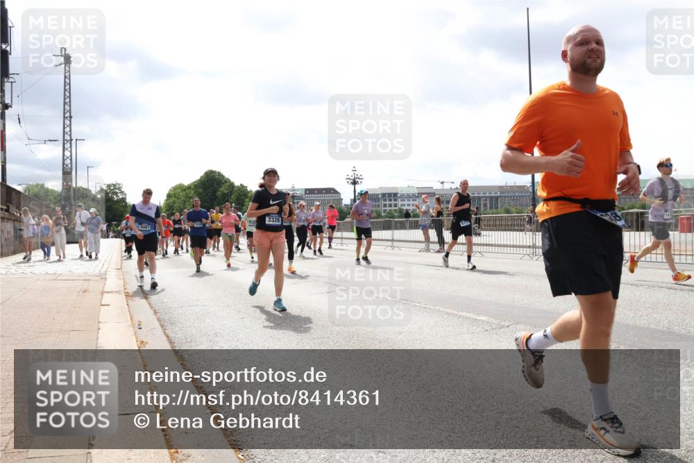 29.06.2025 - hella hamburg halbmarathon Lena Gebhardt http://msf.ph/oto/8414361 29.06.2025 10:42:08 Lombardsbrücke 94673, 3326, 1039, 1150, 1360, 1624, 1648, 1712, 1752, 1929, 1957, 2145, 2523, 2974, 3276, 3326, 3459, 3460, 3568, 3605, 4329, 4353, 4541, 4735, 4736, 4787, 4885, 4891, 4892, 5419, 5432, 5671, 5810, 6136, 6137, 6153, 6320, 6430, 6436, 6450, 6618, 6828, 6837, 6846, 6917, 7260, 7357, 7477, 7557, 7666, 7955, 7968, 8014, 8300, 8301, 8443, 8459, 8712, 8897, 8908, 9008, 9223, 9370, 9467, 9588, 10027, 10532, 10623 meine-sportfotos.de