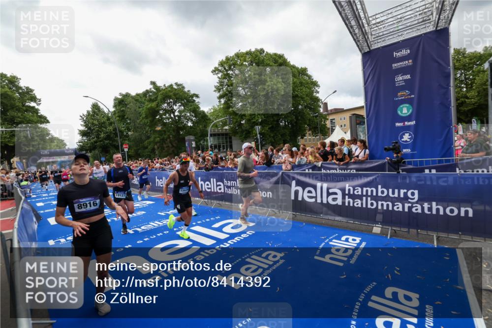 29.06.2025 - hella hamburg halbmarathon Zöllner http://msf.ph/oto/8414392 29.06.2025 10:48:21 Ziel 1537, 5129, 7367, 7599, 8916, 9770, 11211, 11467, 14797, 15629, 15735, 17745, 17982, 18963, 19127 meine-sportfotos.de