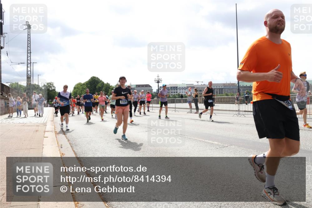 29.06.2025 - hella hamburg halbmarathon Lena Gebhardt http://msf.ph/oto/8414394 29.06.2025 10:42:08 Lombardsbrücke 1039, 1413, 3326, 1039, 1150, 1360, 1624, 1648, 1712, 1752, 1929, 1957, 2145, 2523, 2974, 3276, 3326, 3459, 3460, 3568, 3605, 4329, 4353, 4541, 4735, 4736, 4787, 4885, 4891, 4892, 5419, 5432, 5671, 5810, 6136, 6137, 6153, 6320, 6430, 6436, 6450, 6618, 6828, 6837, 6846, 6917, 7260, 7357, 7477, 7557, 7666, 7955, 7968, 8014, 8300, 8301, 8443, 8459, 8712, 8897, 8908, 9008, 9223, 9370, 9467, 9588, 10027, 10532, 10623 meine-sportfotos.de