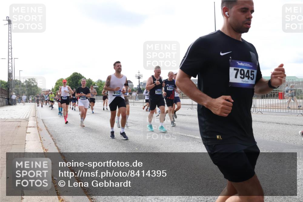 29.06.2025 - hella hamburg halbmarathon Lena Gebhardt http://msf.ph/oto/8414395 29.06.2025 10:17:26 Lombardsbrücke 9152, 2860, 8895, 17927, 8309, 7945, 1015, 1083, 1137, 1204, 1274, 1298, 1331, 1348, 1356, 1458, 1477, 1553, 1749, 1795, 2225, 2259, 2305, 2548, 2860, 2908, 3210, 3292, 3464, 3466, 3622, 3802, 3803, 4194, 4218, 4852, 5002, 5023, 5390, 5929, 5930, 5995, 6126, 6128, 6254, 6336, 6352, 6520, 6522, 6786, 7011, 7257, 7258, 7291, 7345, 7376, 7410, 7413, 7445, 7566, 7647, 7844, 7928, 7945, 8144, 8210, 8253, 8263, 8309, 8351, 8433, 8558, 8895, 8983, 9152, 9259, 9848 meine-sportfotos.de