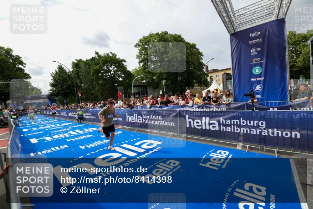 29.06.2025 - hella hamburg halbmarathon Zöllner http://msf.ph/oto/8414398 29.06.2025 10:25:08 Ziel 2483, 11078, 15483 meine-sportfotos.de