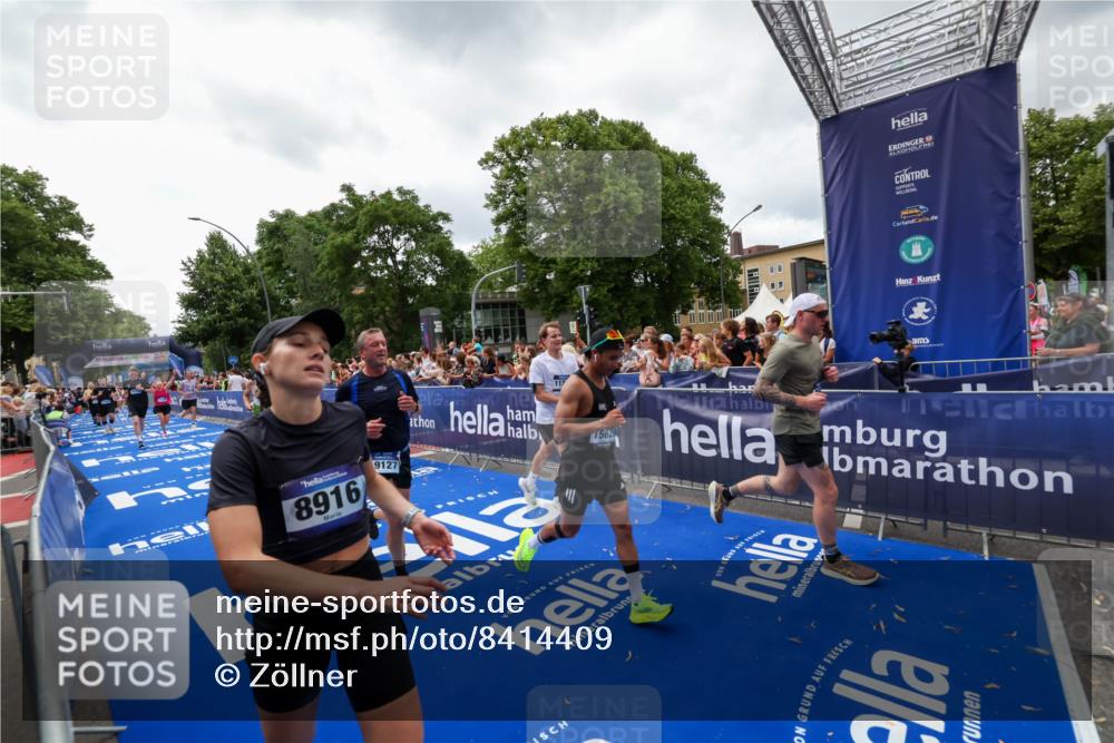 29.06.2025 - hella hamburg halbmarathon Zöllner http://msf.ph/oto/8414409 29.06.2025 10:48:22 Ziel 1537, 5129, 5528, 6923, 7367, 7599, 8216, 8916, 9770, 11211, 11467, 14797, 15629, 15735, 17745, 17982, 18963, 19127 meine-sportfotos.de