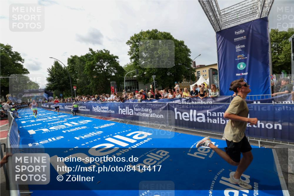 29.06.2025 - hella hamburg halbmarathon Zöllner http://msf.ph/oto/8414417 29.06.2025 10:25:09 Ziel 2483, 11078, 13913, 15483 meine-sportfotos.de