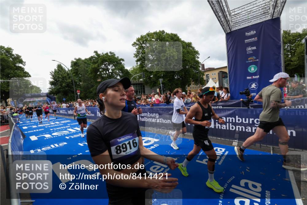 29.06.2025 - hella hamburg halbmarathon Zöllner http://msf.ph/oto/8414421 29.06.2025 10:48:22 Ziel 1537, 5129, 5528, 6923, 7367, 7599, 8216, 8916, 9770, 11211, 11467, 14797, 15629, 15735, 17745, 17982, 18963, 19127 meine-sportfotos.de