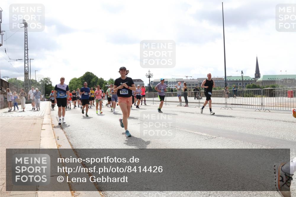 29.06.2025 - hella hamburg halbmarathon Lena Gebhardt http://msf.ph/oto/8414426 29.06.2025 10:42:08 Lombardsbrücke 9467, 3326, 1039, 1150, 1360, 1624, 1648, 1712, 1752, 1929, 1957, 2145, 2523, 2974, 3276, 3326, 3459, 3460, 3568, 3605, 4329, 4353, 4541, 4735, 4736, 4787, 4885, 4891, 4892, 5419, 5432, 5671, 5810, 6136, 6137, 6153, 6320, 6430, 6436, 6450, 6618, 6828, 6837, 6846, 6917, 7260, 7357, 7477, 7557, 7666, 7955, 7968, 8014, 8300, 8301, 8443, 8459, 8712, 8897, 8908, 9008, 9223, 9370, 9467, 9588, 10027, 10532, 10623 meine-sportfotos.de