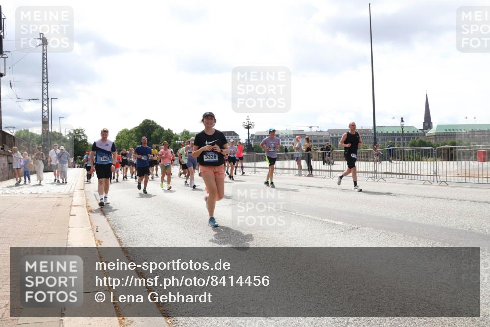 29.06.2025 - hella hamburg halbmarathon Lena Gebhardt http://msf.ph/oto/8414456 29.06.2025 10:42:08 Lombardsbrücke 9467, 3326, 1039, 1150, 1360, 1624, 1648, 1712, 1752, 1929, 1957, 2145, 2523, 2974, 3276, 3326, 3459, 3460, 3568, 3605, 4329, 4353, 4541, 4735, 4736, 4787, 4885, 4891, 4892, 5419, 5432, 5671, 5810, 6136, 6137, 6153, 6320, 6430, 6436, 6450, 6618, 6828, 6837, 6846, 6917, 7260, 7357, 7477, 7557, 7666, 7955, 7968, 8014, 8300, 8301, 8443, 8459, 8712, 8897, 8908, 9008, 9223, 9370, 9467, 9588, 10027, 10532, 10623 meine-sportfotos.de