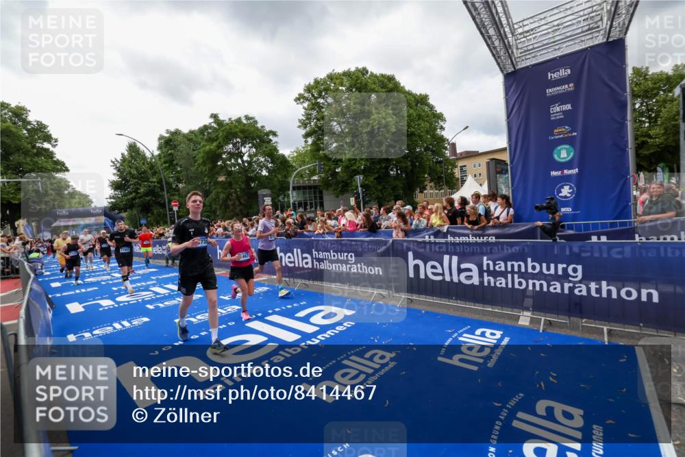 29.06.2025 - hella hamburg halbmarathon Zöllner http://msf.ph/oto/8414467 29.06.2025 10:48:26 Ziel 1537, 3747, 5129, 5362, 5528, 6081, 6923, 7367, 8216, 9262, 9770, 11467, 12549, 12840, 15735, 17745, 17855, 17982, 18790, 18923 meine-sportfotos.de