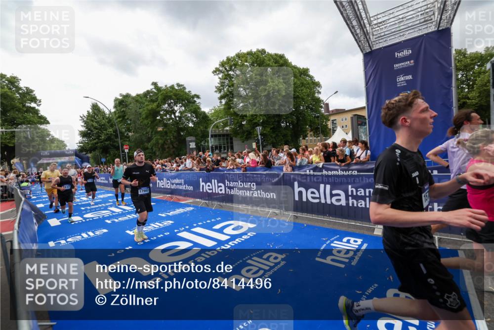 29.06.2025 - hella hamburg halbmarathon Zöllner http://msf.ph/oto/8414496 29.06.2025 10:48:27 Ziel 1537, 3747, 5129, 5362, 5528, 6081, 6923, 7367, 8216, 9262, 9770, 11451, 11467, 12549, 12840, 14990, 15735, 17745, 17855, 17982, 18790, 18923 meine-sportfotos.de