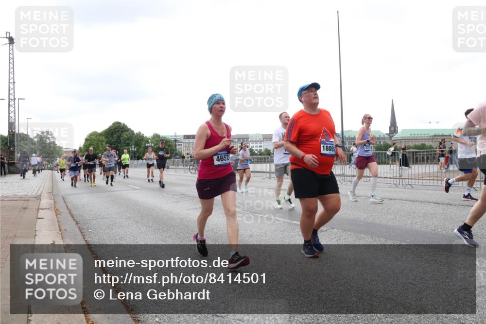 29.06.2025 - hella hamburg halbmarathon Lena Gebhardt http://msf.ph/oto/8414501 29.06.2025 10:51:25 Lombardsbrücke 4652, 18092, 1625, 1203, 1404, 1478, 1617, 1997, 2202, 2308, 2380, 2484, 2485, 2593, 2736, 2778, 2859, 3240, 3934, 3991, 4156, 4652, 4713, 4748, 4808, 4878, 4920, 5286, 5289, 5291, 5357, 5394, 5530, 5716, 5717, 6007, 6091, 6885, 6945, 6954, 6961, 7012, 7769, 7770, 7771, 7825, 7841, 7871, 7992, 8040, 8125, 8399, 8410, 8672, 9166, 9167, 9340, 9462, 9582, 9583, 9763, 10496, 11034, 11052, 11252, 11268, 11575, 11875 meine-sportfotos.de