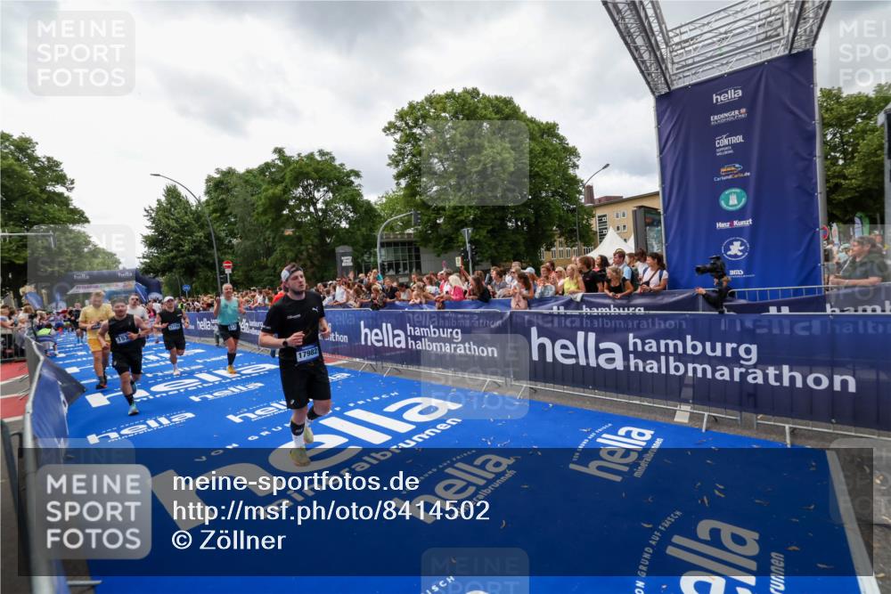 29.06.2025 - hella hamburg halbmarathon Zöllner http://msf.ph/oto/8414502 29.06.2025 10:48:27 Ziel 1537, 3747, 5129, 5362, 5528, 6081, 6923, 7367, 8216, 9262, 9770, 11451, 11467, 12549, 12840, 14990, 15735, 17745, 17855, 17982, 18790, 18923 meine-sportfotos.de