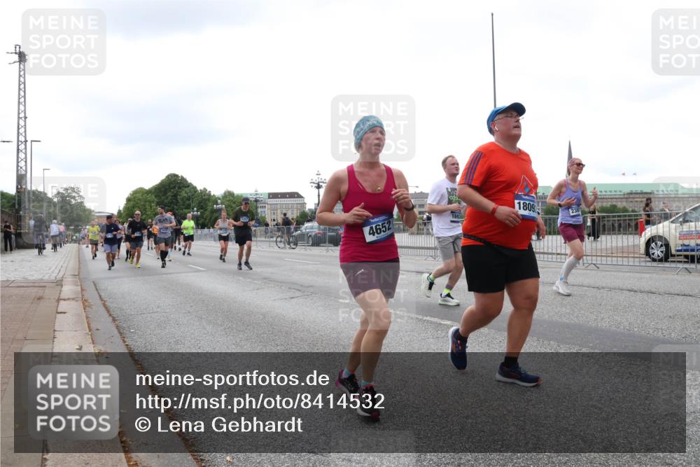 29.06.2025 - hella hamburg halbmarathon Lena Gebhardt http://msf.ph/oto/8414532 29.06.2025 10:51:25 Lombardsbrücke 4652, 1692, 1809, 1203, 1404, 1478, 1617, 1997, 2202, 2308, 2380, 2484, 2485, 2593, 2736, 2778, 2859, 3240, 3934, 3991, 4156, 4652, 4713, 4748, 4808, 4878, 4920, 5286, 5289, 5291, 5357, 5394, 5530, 5716, 5717, 6007, 6091, 6885, 6945, 6954, 6961, 7012, 7769, 7770, 7771, 7825, 7841, 7871, 7992, 8040, 8125, 8399, 8410, 8672, 9166, 9167, 9340, 9462, 9582, 9583, 9763, 10496, 11034, 11052, 11252, 11268, 11575, 11875 meine-sportfotos.de