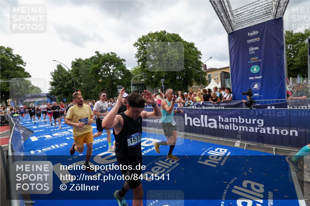 29.06.2025 - hella hamburg halbmarathon Zöllner http://msf.ph/oto/8414541 29.06.2025 10:48:29 Ziel 1537, 3747, 5129, 5362, 5528, 6081, 6923, 7367, 8216, 9262, 11451, 12149, 12549, 12690, 12840, 13962, 14033, 14990, 17395, 17745, 17855, 17982, 18790, 18923 meine-sportfotos.de