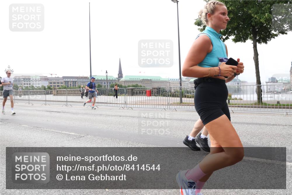 29.06.2025 - hella hamburg halbmarathon Lena Gebhardt http://msf.ph/oto/8414544 29.06.2025 10:26:03 Lombardsbrücke 1305, 1479, 1481, 3343, 3617, 3765, 4267, 4268, 4315, 4378, 4797, 5028, 5497, 6159, 6663, 8276, 8306, 8674, 8881, 10104, 10219, 11107, 11139, 11596, 11699, 11828, 11859, 12074, 12505, 12826, 12827, 12838, 12945, 12946, 13653, 14063, 14179, 14223, 14356, 14726, 14936, 16289, 16354, 16381, 16927, 17369, 17712, 19144 meine-sportfotos.de
