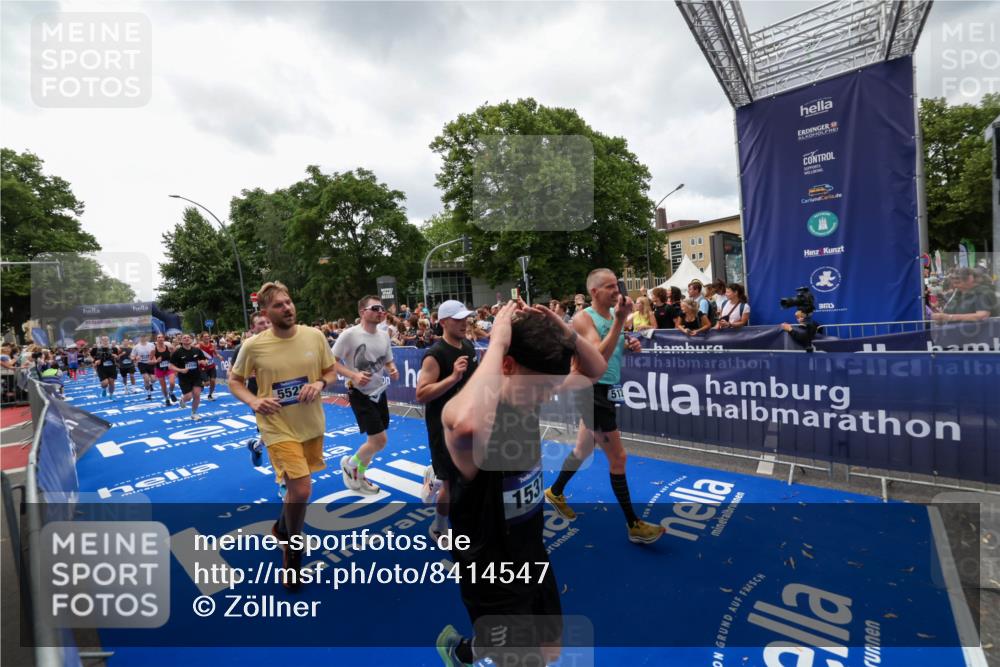 29.06.2025 - hella hamburg halbmarathon Zöllner http://msf.ph/oto/8414547 29.06.2025 10:48:29 Ziel 1537, 3747, 5129, 5362, 5528, 6081, 6923, 7367, 8216, 9262, 11451, 12149, 12549, 12690, 12840, 13962, 14033, 14990, 17395, 17745, 17855, 17982, 18790, 18923 meine-sportfotos.de