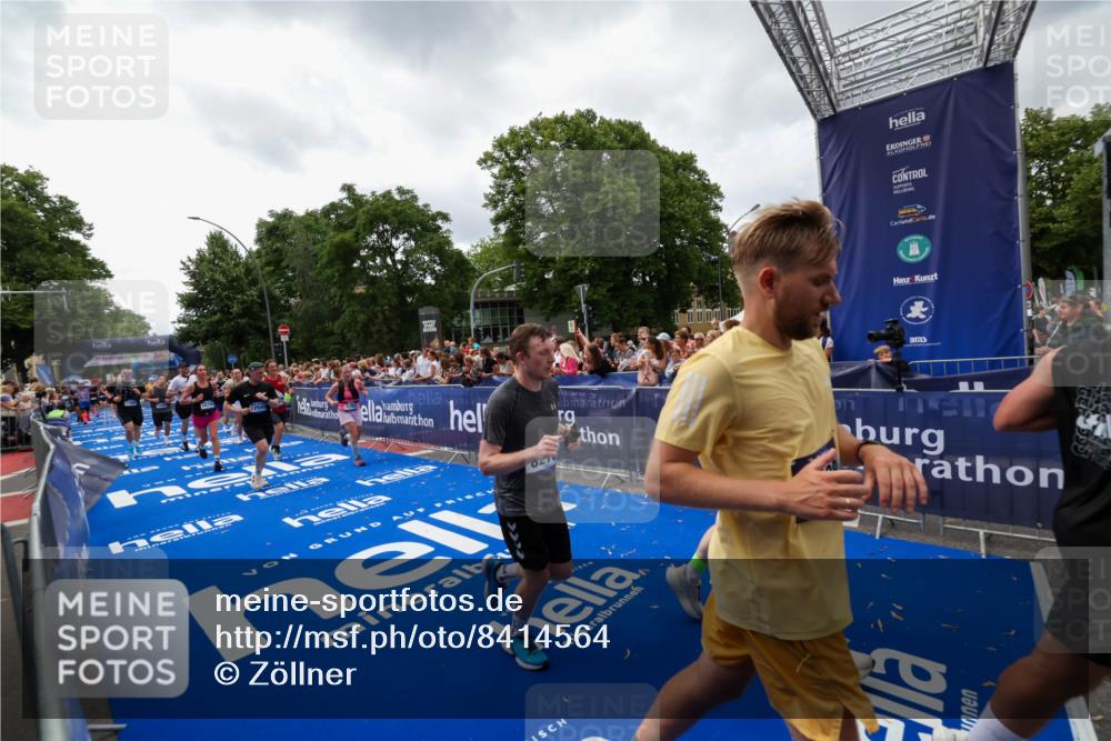29.06.2025 - hella hamburg halbmarathon Zöllner http://msf.ph/oto/8414564 29.06.2025 10:48:30 Ziel 1537, 3747, 5129, 5362, 5528, 6081, 6923, 8216, 9262, 10860, 11451, 12149, 12549, 12690, 12840, 13962, 14033, 14990, 15808, 17395, 17745, 17855, 18251, 18790, 18923 meine-sportfotos.de