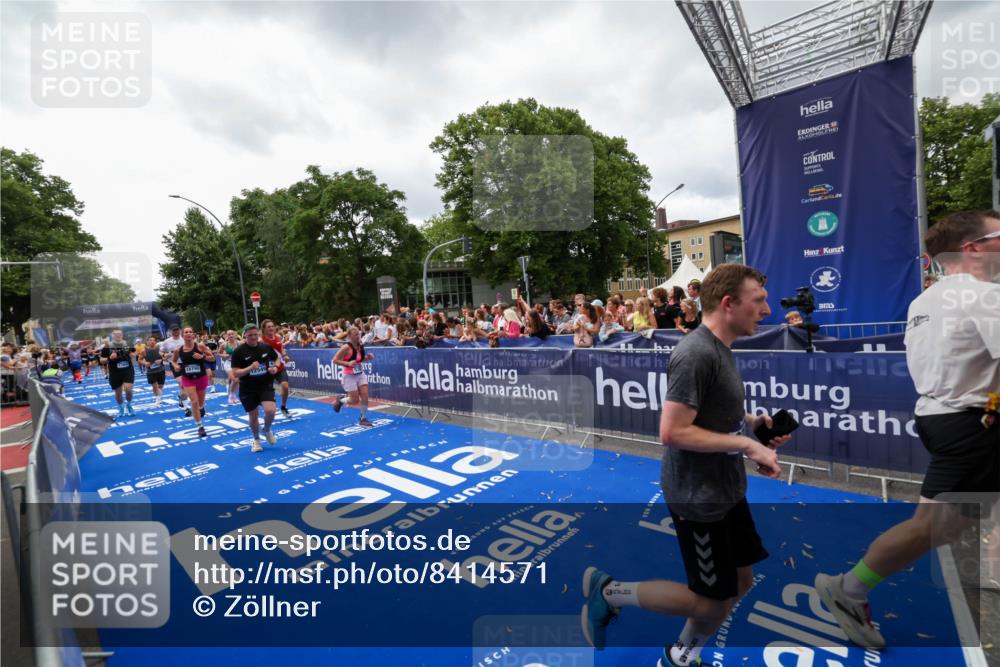 29.06.2025 - hella hamburg halbmarathon Zöllner http://msf.ph/oto/8414571 29.06.2025 10:48:31 Ziel 3747, 5362, 5528, 6081, 6923, 8216, 9262, 10000, 10860, 11451, 12149, 12549, 12690, 12840, 13962, 14033, 14990, 15808, 15917, 17395, 17855, 18251, 18790, 18923 meine-sportfotos.de