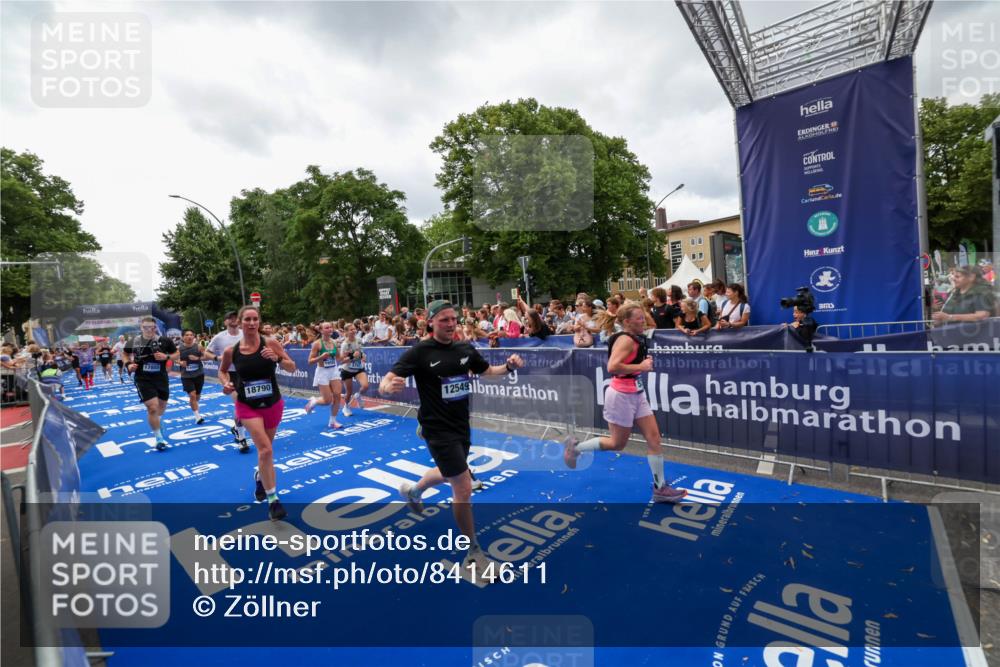 29.06.2025 - hella hamburg halbmarathon Zöllner http://msf.ph/oto/8414611 29.06.2025 10:48:32 Ziel 3747, 5362, 6081, 9262, 10000, 10860, 11451, 12149, 12549, 12690, 12840, 13962, 14033, 14990, 15808, 15917, 17395, 17855, 18251, 18790, 18923 meine-sportfotos.de