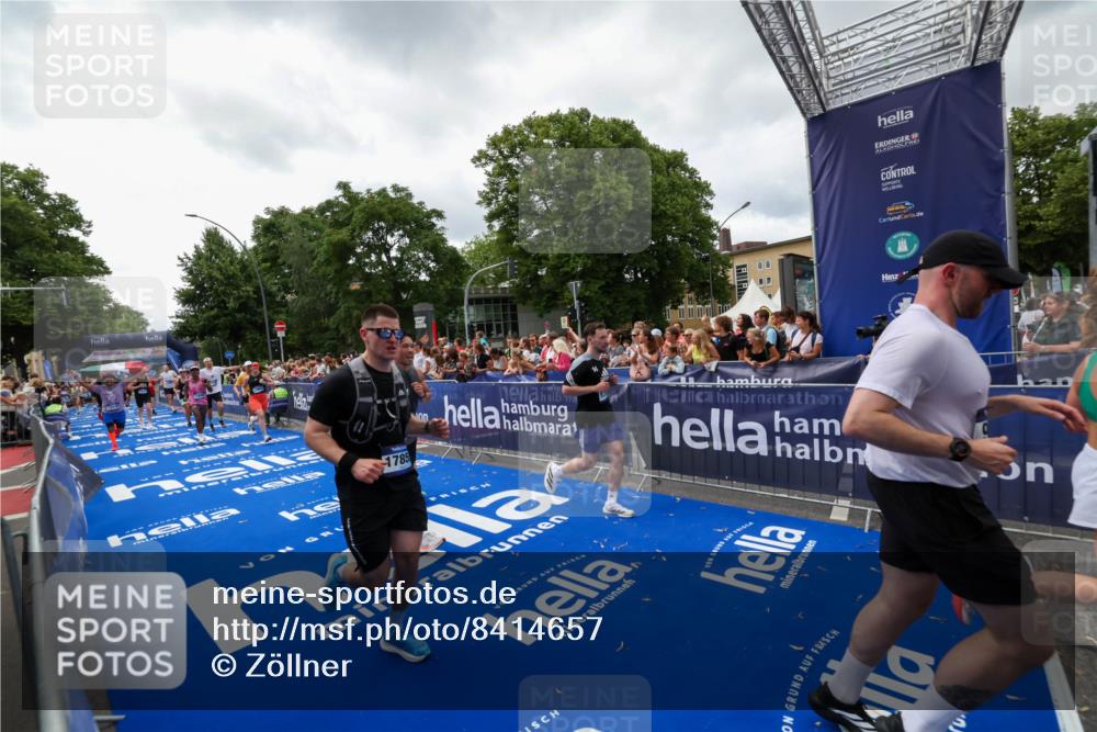 29.06.2025 - hella hamburg halbmarathon Zöllner http://msf.ph/oto/8414657 29.06.2025 10:48:34 Ziel 1163, 1176, 2213, 9262, 10000, 10860, 11451, 11579, 12149, 12690, 12840, 13962, 14033, 14990, 15573, 15808, 15917, 17395, 17855, 18251, 18790, 18815, 18923 meine-sportfotos.de