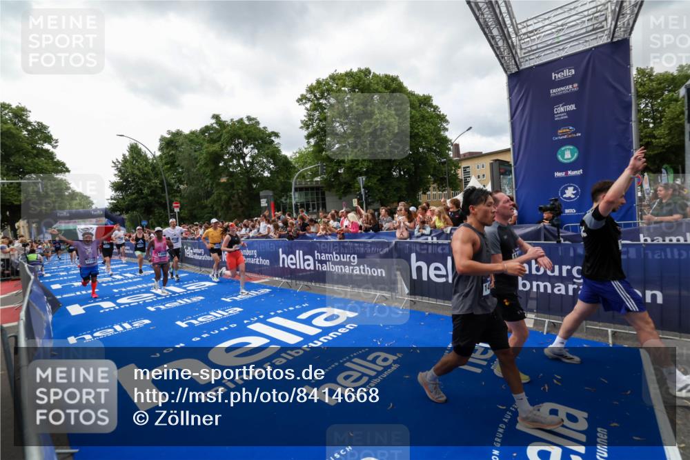 29.06.2025 - hella hamburg halbmarathon Zöllner http://msf.ph/oto/8414668 29.06.2025 10:48:35 Ziel 1163, 1176, 2213, 5421, 10000, 10860, 11451, 11579, 12149, 12690, 12840, 13962, 14033, 14990, 15573, 15808, 15917, 17395, 17855, 18251, 18815 meine-sportfotos.de