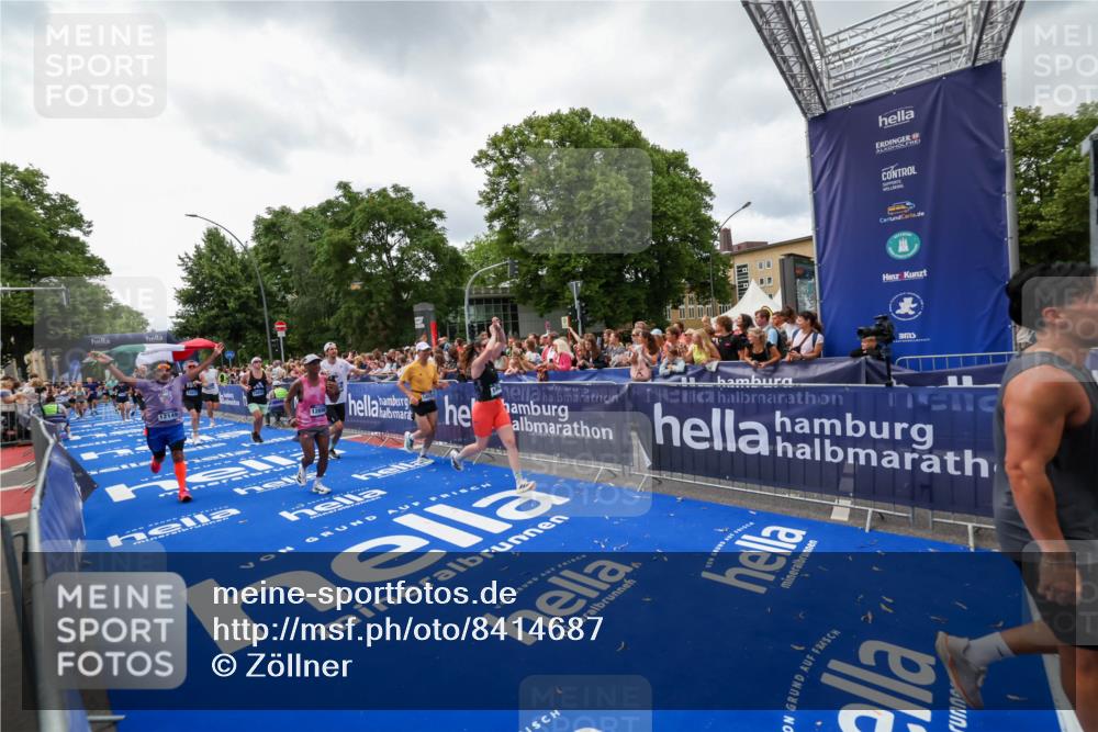 29.06.2025 - hella hamburg halbmarathon Zöllner http://msf.ph/oto/8414687 29.06.2025 10:48:36 Ziel 1163, 1176, 2213, 5421, 10000, 10860, 11451, 11579, 12149, 12690, 13962, 14033, 14990, 15573, 15808, 15917, 17395, 18251, 18815 meine-sportfotos.de