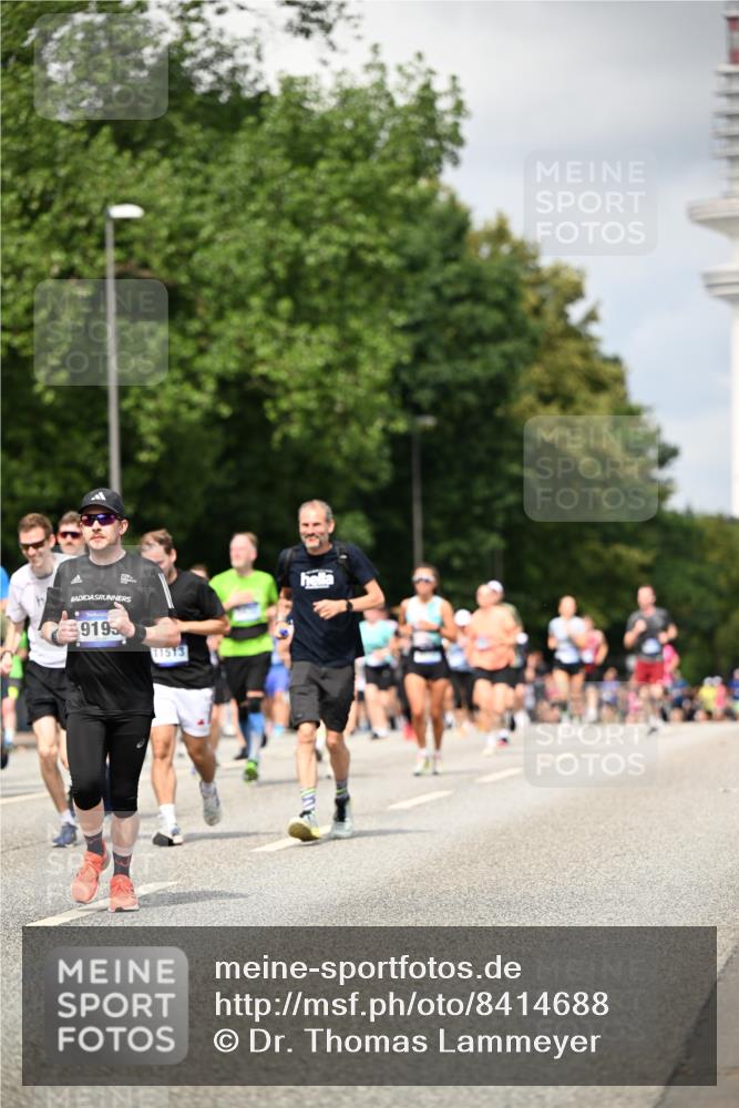 29.06.2025 - hella hamburg halbmarathon Dr. Thomas Lammeyer http://msf.ph/oto/8414688 29.06.2025 10:44:53 Kennedybrücke 1018, 1037, 1291, 1899, 2042, 2109, 2254, 2299, 2515, 2572, 3293, 3306, 3432, 3607, 3810, 4271, 4612, 5059, 5351, 5702, 5753, 5975, 6076, 6163, 6229, 6363, 6673, 6920, 7108, 8378, 8739, 8815, 8984, 9187, 9195, 9468, 9946, 9977, 10166, 10474, 10833, 10920, 10940 meine-sportfotos.de