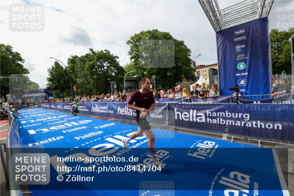 29.06.2025 - hella hamburg halbmarathon Zöllner http://msf.ph/oto/8414704 29.06.2025 10:25:29 Ziel 12067 meine-sportfotos.de