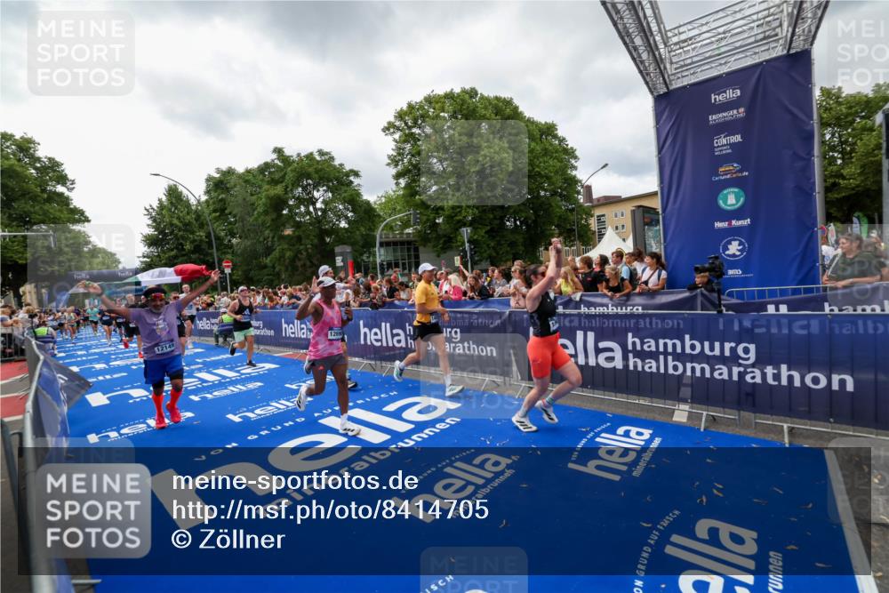 29.06.2025 - hella hamburg halbmarathon Zöllner http://msf.ph/oto/8414705 29.06.2025 10:48:36 Ziel 1163, 1176, 2213, 5421, 10000, 10860, 11451, 11579, 12149, 12690, 13962, 14033, 14990, 15573, 15808, 15917, 17395, 18251, 18815 meine-sportfotos.de
