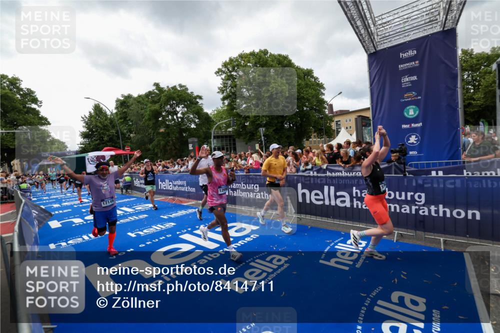 29.06.2025 - hella hamburg halbmarathon Zöllner http://msf.ph/oto/8414711 29.06.2025 10:48:37 Ziel 1163, 1176, 2213, 4553, 5421, 9538, 10000, 10859, 10860, 11579, 12149, 12690, 13962, 14033, 15573, 15808, 15917, 17395, 18251, 18815 meine-sportfotos.de