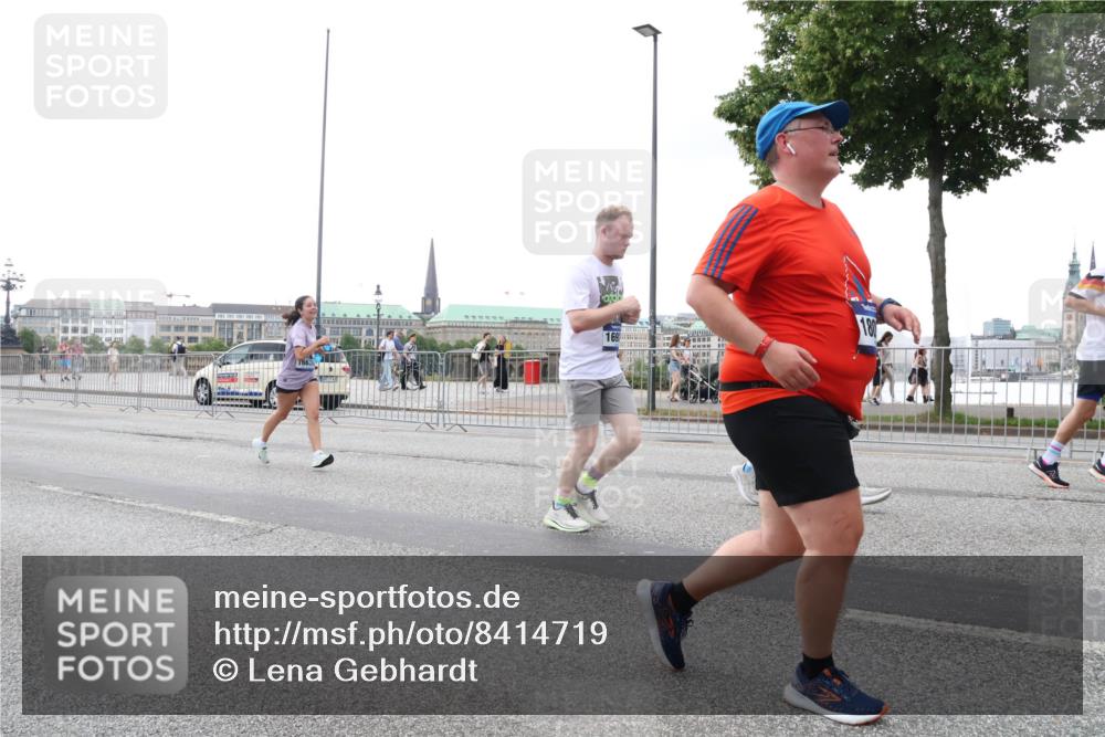 29.06.2025 - hella hamburg halbmarathon Lena Gebhardt http://msf.ph/oto/8414719 29.06.2025 10:51:26 Lombardsbrücke 180, 1203, 1404, 1478, 1617, 1997, 2202, 2308, 2380, 2484, 2485, 2593, 2736, 2778, 3240, 3934, 3991, 4156, 4652, 4713, 4748, 4808, 4878, 4920, 5286, 5289, 5291, 5357, 5394, 5530, 5716, 5717, 6007, 6091, 6885, 6945, 6954, 6961, 7012, 7769, 7770, 7771, 7825, 7841, 7871, 7992, 8040, 8125, 8399, 8410, 8672, 9166, 9167, 9340, 9462, 9582, 9583, 9763, 10496, 10521, 11034, 11052, 11252, 11268, 11575, 11875 meine-sportfotos.de