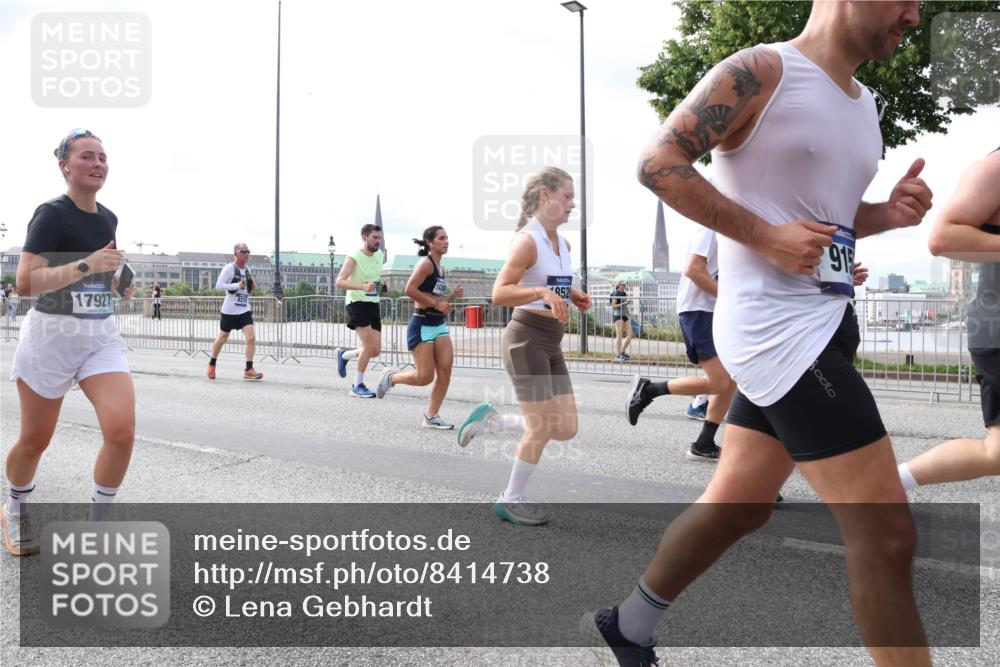 29.06.2025 - hella hamburg halbmarathon Lena Gebhardt http://msf.ph/oto/8414738 29.06.2025 10:17:28 Lombardsbrücke 17927, 852, 915, 1015, 1083, 1137, 1204, 1274, 1298, 1331, 1348, 1356, 1458, 1477, 1553, 1749, 1795, 2094, 2225, 2259, 2305, 2548, 2860, 2908, 3210, 3292, 3464, 3466, 3622, 3802, 3803, 4194, 4218, 4852, 5002, 5023, 5390, 5929, 5930, 5995, 6126, 6128, 6254, 6336, 6352, 6520, 6522, 6786, 7011, 7257, 7258, 7291, 7345, 7376, 7410, 7413, 7445, 7566, 7647, 7844, 7945, 8144, 8210, 8253, 8263, 8309, 8351, 8433, 8558, 8895, 8983, 9152, 9259, 9848 meine-sportfotos.de