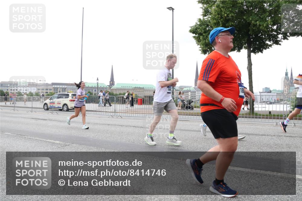 29.06.2025 - hella hamburg halbmarathon Lena Gebhardt http://msf.ph/oto/8414746 29.06.2025 10:51:26 Lombardsbrücke 169, 18, 1203, 1404, 1478, 1617, 1997, 2202, 2308, 2380, 2484, 2485, 2593, 2736, 2778, 3240, 3934, 3991, 4156, 4652, 4713, 4748, 4808, 4878, 4920, 5286, 5289, 5291, 5357, 5394, 5530, 5716, 5717, 6007, 6091, 6885, 6945, 6954, 6961, 7012, 7769, 7770, 7771, 7825, 7841, 7871, 7992, 8040, 8125, 8399, 8410, 8672, 9166, 9167, 9340, 9462, 9582, 9583, 9763, 10496, 10521, 11034, 11052, 11252, 11268, 11575, 11875 meine-sportfotos.de