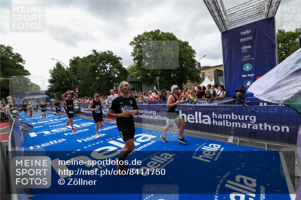 29.06.2025 - hella hamburg halbmarathon Zöllner http://msf.ph/oto/8414750 29.06.2025 10:48:38 Ziel 1163, 1176, 2213, 4553, 5421, 9538, 10000, 10859, 10860, 11579, 12149, 12690, 14033, 15573, 15808, 15917, 17395, 18251, 18815 meine-sportfotos.de