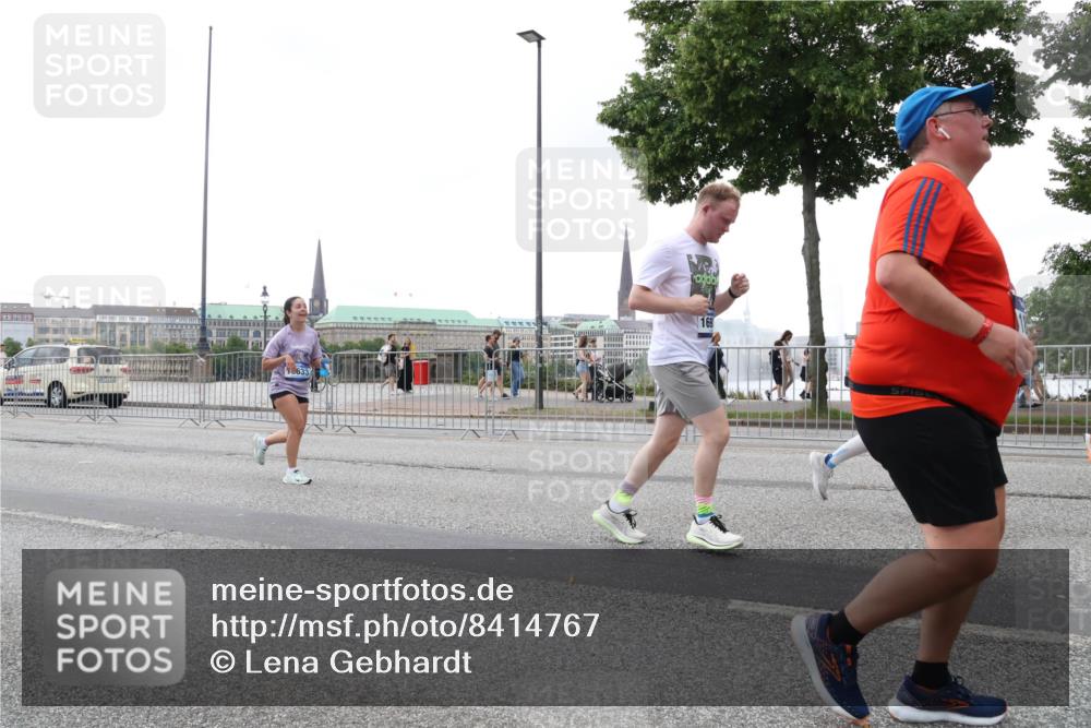 29.06.2025 - hella hamburg halbmarathon Lena Gebhardt http://msf.ph/oto/8414767 29.06.2025 10:51:27 Lombardsbrücke 16633, 169, 1203, 1404, 1478, 1617, 1997, 2202, 2308, 2380, 2484, 2485, 2593, 2736, 2778, 3240, 3934, 3991, 4156, 4652, 4713, 4748, 4808, 4878, 4920, 5286, 5289, 5291, 5357, 5394, 5530, 5716, 5717, 6007, 6091, 6885, 6945, 6947, 6954, 6961, 7012, 7769, 7770, 7771, 7825, 7841, 7871, 7992, 8040, 8125, 8399, 8410, 8672, 9166, 9167, 9340, 9462, 9582, 9583, 9763, 10496, 10521, 11034, 11052, 11252, 11268, 11575, 11875 meine-sportfotos.de