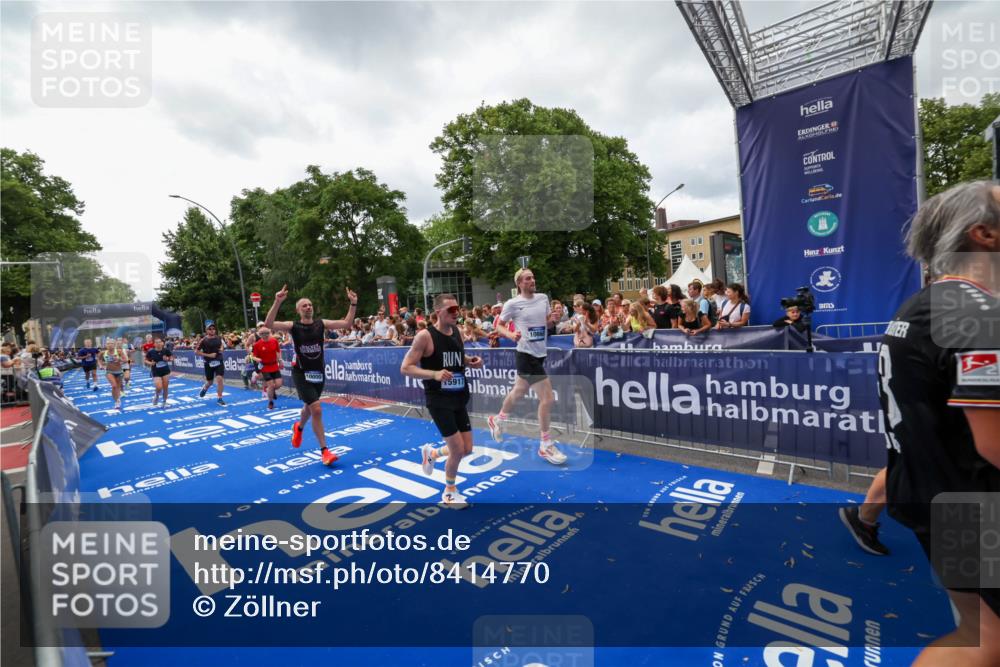29.06.2025 - hella hamburg halbmarathon Zöllner http://msf.ph/oto/8414770 29.06.2025 10:48:39 Ziel 1163, 1176, 2213, 4553, 5421, 9538, 10000, 10859, 10860, 11579, 14511, 15573, 15808, 15917, 18251, 18815 meine-sportfotos.de