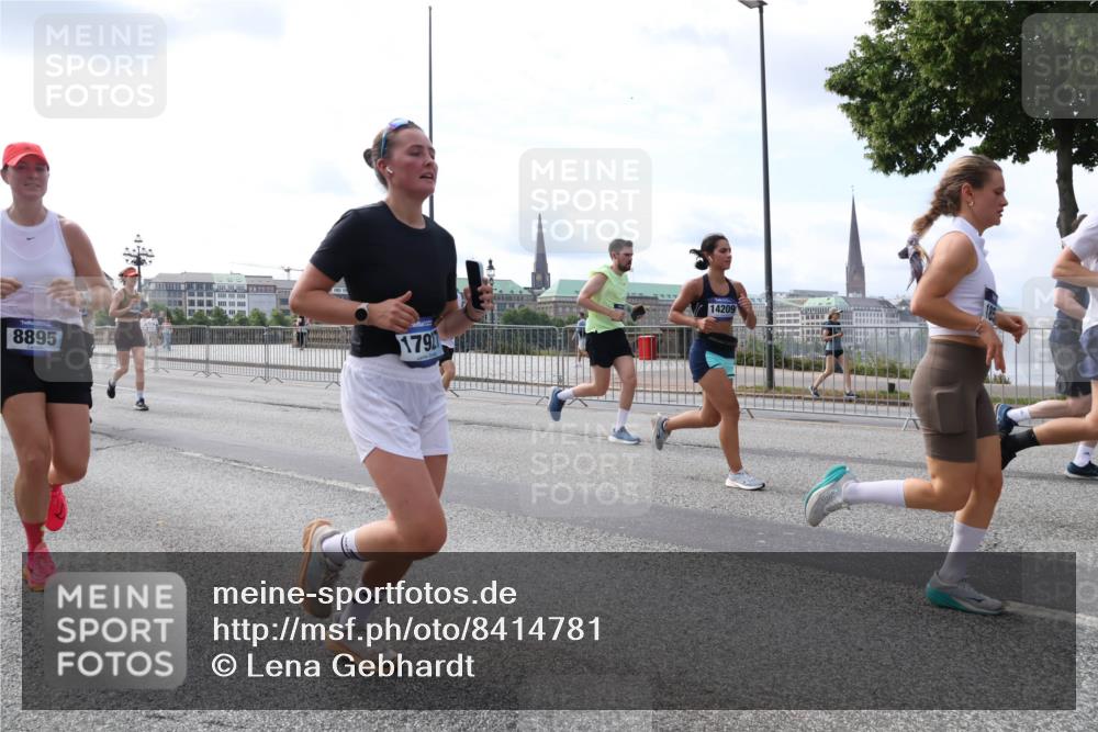 29.06.2025 - hella hamburg halbmarathon Lena Gebhardt http://msf.ph/oto/8414781 29.06.2025 10:17:28 Lombardsbrücke 8895, 179, 14209, 1015, 1083, 1137, 1204, 1274, 1298, 1331, 1348, 1356, 1458, 1477, 1553, 1749, 1795, 2094, 2225, 2259, 2305, 2548, 2860, 2908, 3210, 3292, 3464, 3466, 3622, 3802, 3803, 4194, 4218, 4852, 5002, 5023, 5390, 5929, 5930, 5995, 6126, 6128, 6254, 6336, 6352, 6520, 6522, 6786, 7011, 7257, 7258, 7291, 7345, 7376, 7410, 7413, 7445, 7566, 7647, 7844, 7945, 8144, 8210, 8253, 8263, 8309, 8351, 8433, 8558, 8895, 8983, 9152, 9259, 9848 meine-sportfotos.de