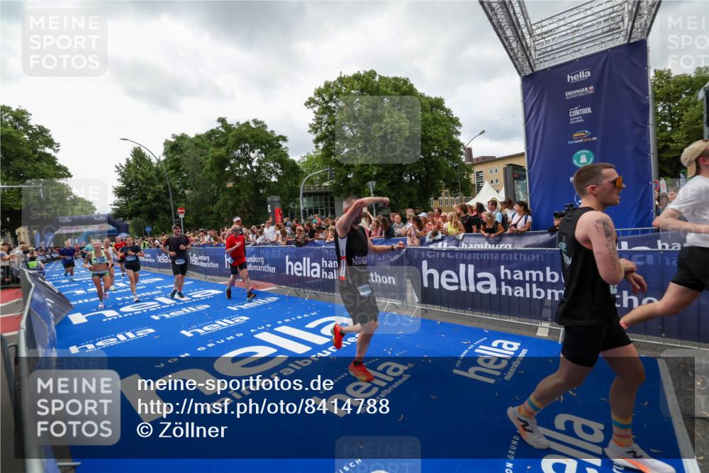 29.06.2025 - hella hamburg halbmarathon Zöllner http://msf.ph/oto/8414788 29.06.2025 10:48:40 Ziel 1163, 1176, 2213, 4553, 5421, 9538, 10000, 10859, 11579, 14511, 15573, 15917, 17127, 18815 meine-sportfotos.de