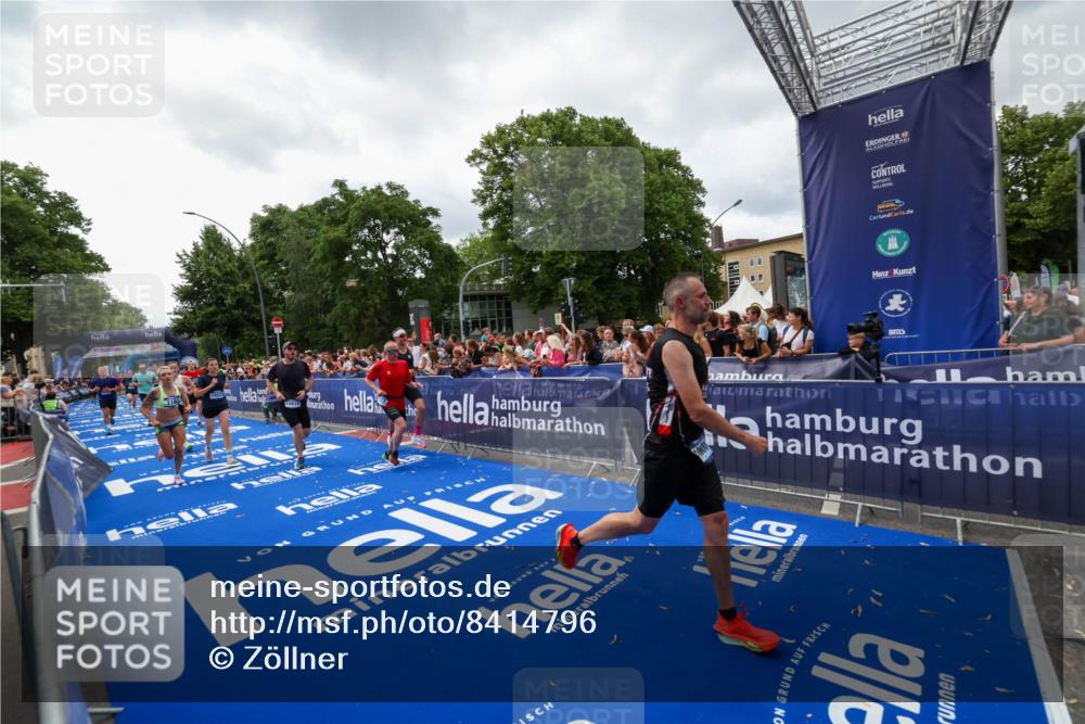 29.06.2025 - hella hamburg halbmarathon Zöllner http://msf.ph/oto/8414796 29.06.2025 10:48:40 Ziel 1163, 1176, 2213, 4553, 5421, 9538, 10000, 10859, 11579, 14511, 15573, 15917, 17127, 18815 meine-sportfotos.de